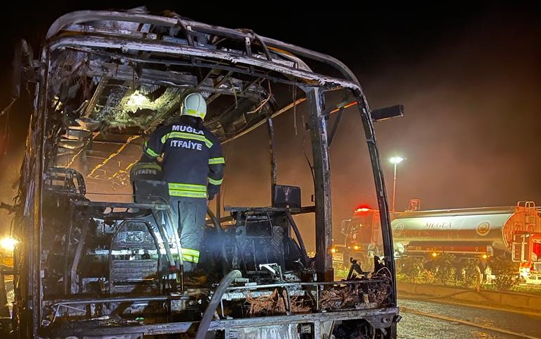 Seyir halindeki yolcu otobüsü yandı…