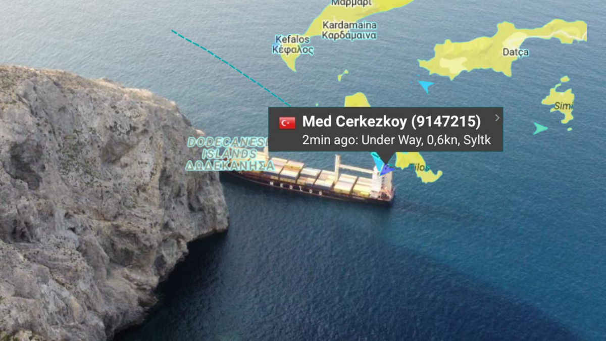Türk Gemisi Muğla Açıklarında Kayalıklarına Oturdu