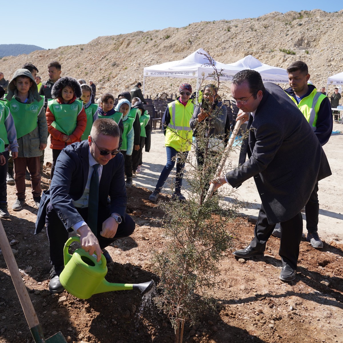 Milas Orman İşletme Müdürlüğü, 21 Mart Dünya Orman Haftası’nda İlkokul öğrencileri ile eski maden sahasına bin 500 fidan dikti