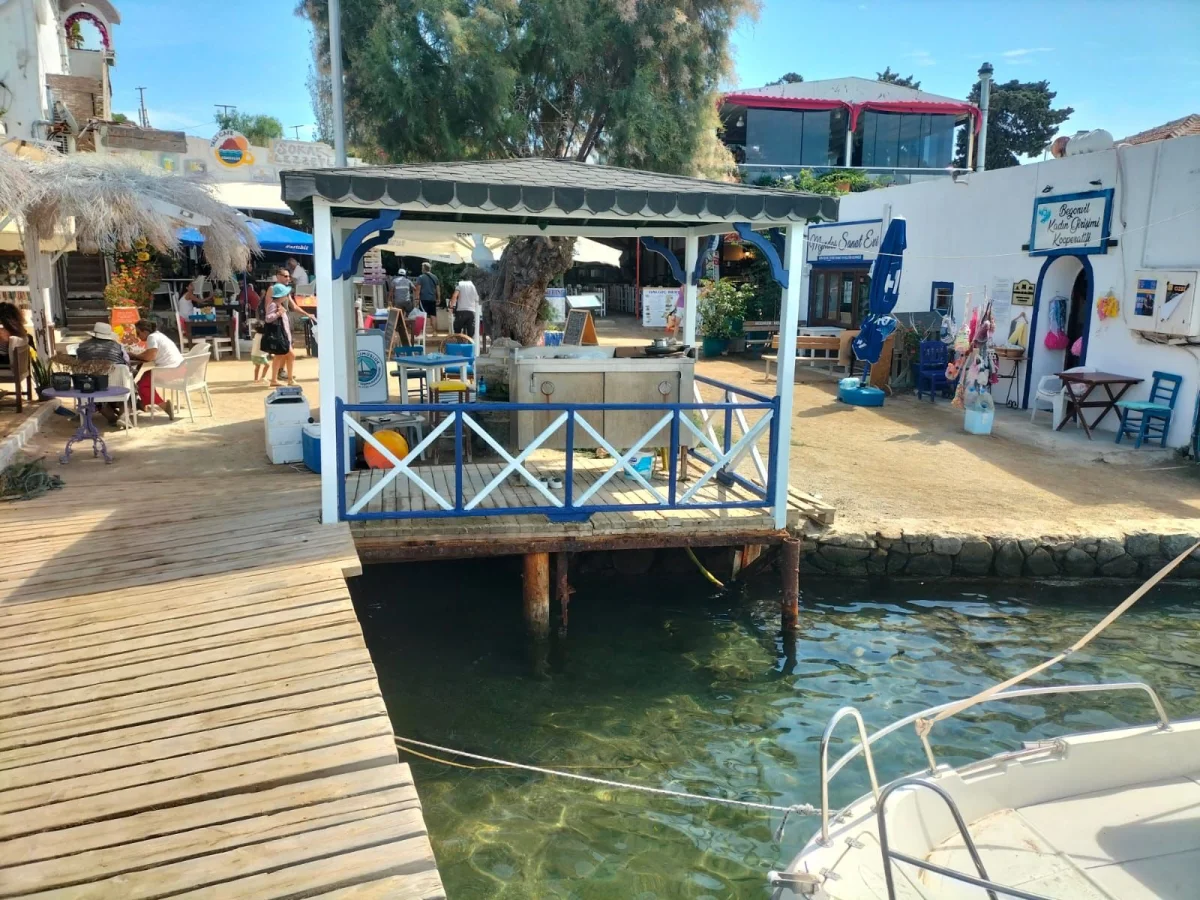 Bodrum’un Cadde ve Sokaklarında Mavi Beyaz Boyama Çalışmaları Devam Ediyor