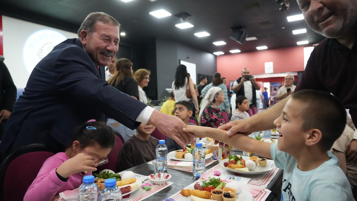 ​BAŞKAN TOPUZ ÖZEL BİREYLERLE MİLAS BELEDİYESİ TARAFINDAN DÜZENLENEN KAHVALTIDA BULUŞTU