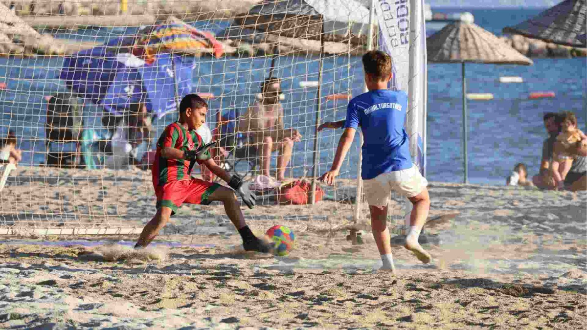 Günbatımı Çocuk Plaj Futbol Şenliği Başladı