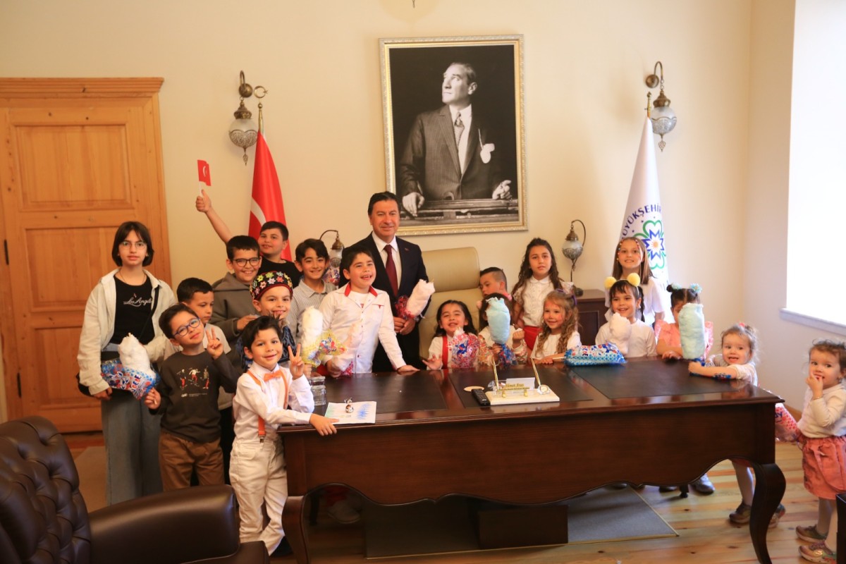 Başkan Aras 23 Nisan’da Koltuğu Çocuklara Devretti